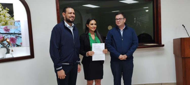 Diputados presentan pieza de correspondencia.