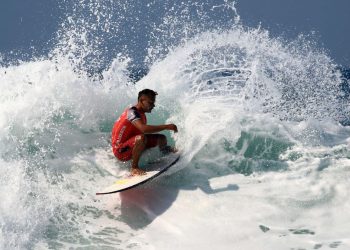 Surfistas salvadoreños incrementan su preparación para el World Junior Surfing Championship 2022