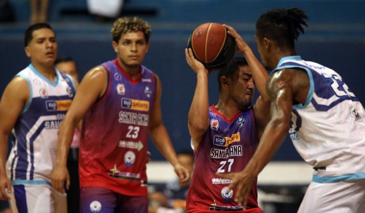 Acciones del juego entre San Salvador y Santa Ana. Foto: Indes