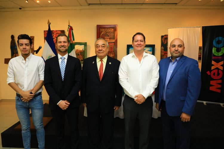 Autoridades de Aeroméxico, México y El Salvador participaron en la celebración del décimo aniversario de la aerolínea.