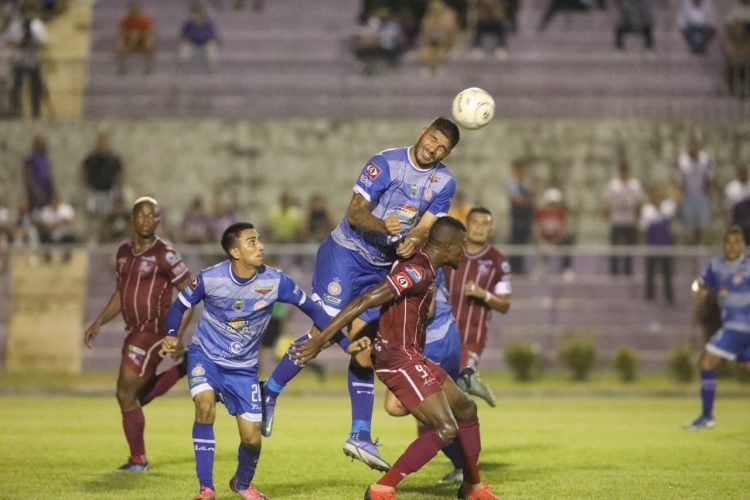 Bajo la mirada de Érick Dowson Prado, el Chalatenango dominó el juego ante Metapán, pero carecieron de efectividad. Fotos/David Martínez