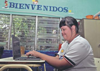 «Mi hija ya tendrá cómo hacer sus tareas en línea»