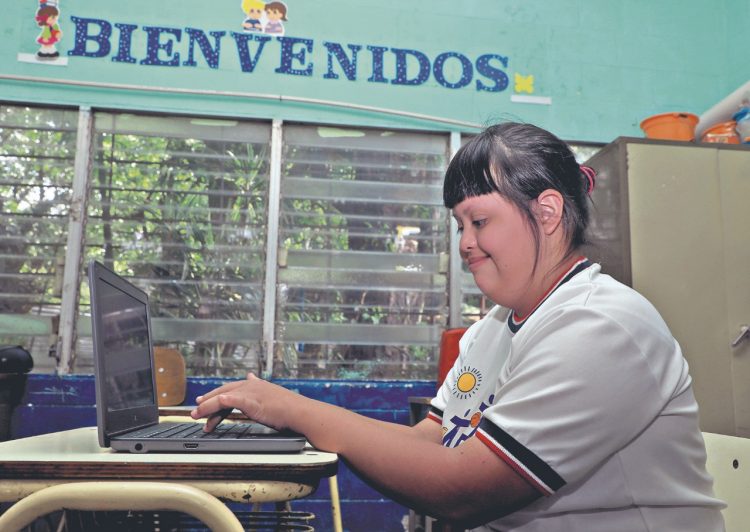 Un logro. El Salvador es el primer país de Latinoamérica que ejecuta de manera efectiva y ágil la estrategia de incorporar la tecnología inclusiva a la educación. /Foto DES: Lester Hernández.