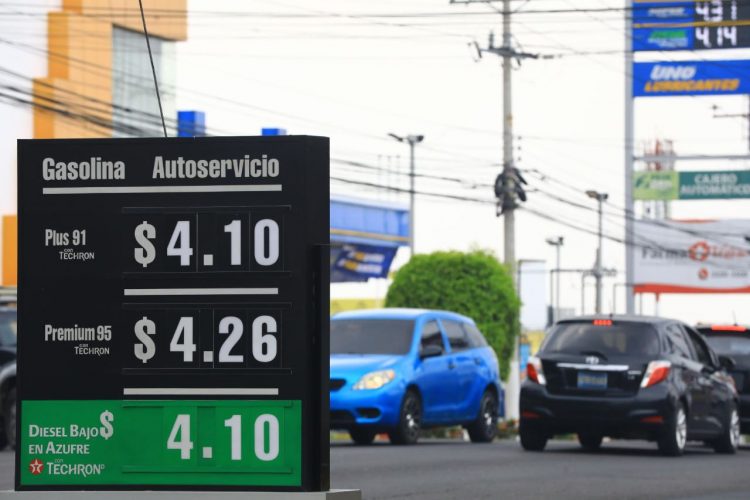Las medidas establecidas por el Gobierno incluyen: la suspensión temporal del cobro del FEFE y COTRANS, así como fijación de precios de los combustibles. Foto / Diego García.