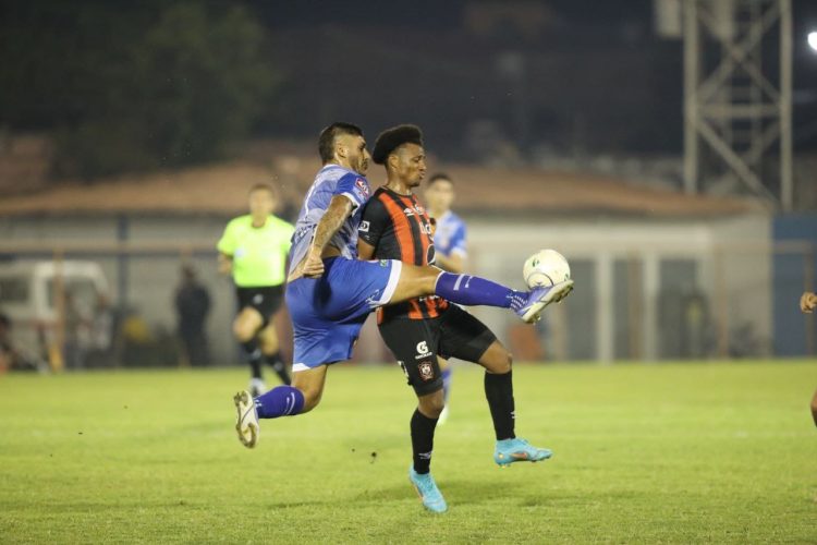 El colombiano Edgar Medrano, tuvo una buena actuación y anotó el segundo tanto para el once emplumado, que sacó el triunfo en el estadio calero. Foto/David Martínez