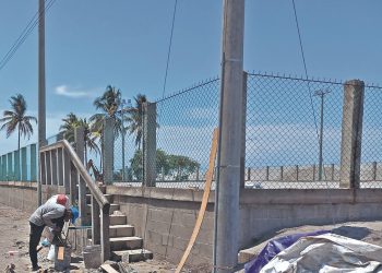 Cancha de fútbol en playa El Pimental lleva un 70 % de avance