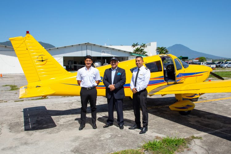 El presidente de Proesa realizó un recorrido por las áreas de Aerosal y por la zona de estacionamiento de las aeronaves. Foto / Diario El Salvador