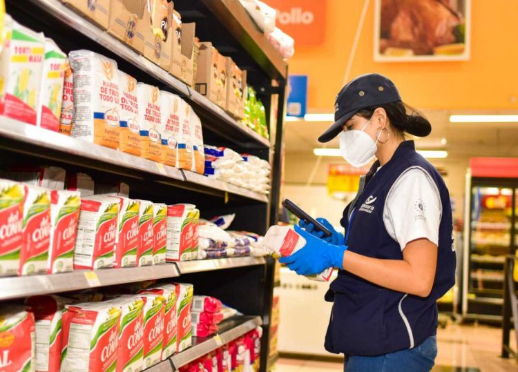 Este fin de semana, los equipos de inspección de la Defensoría del Consumidor mantienen la verificación de precios en los supermercados. Foto / Diario El Salvador.