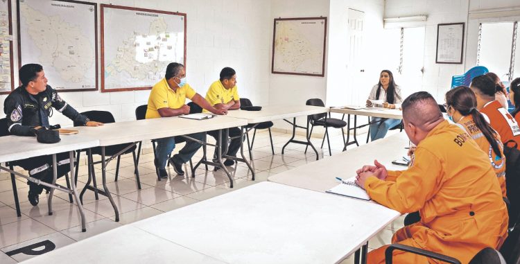 Las autoridades se reúnen al menos una vez al mes para
evaluar las acciones a implementar.