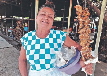 María ha sobrevivido junto con su familia vendiendo carne en popular desvío a San Vicente