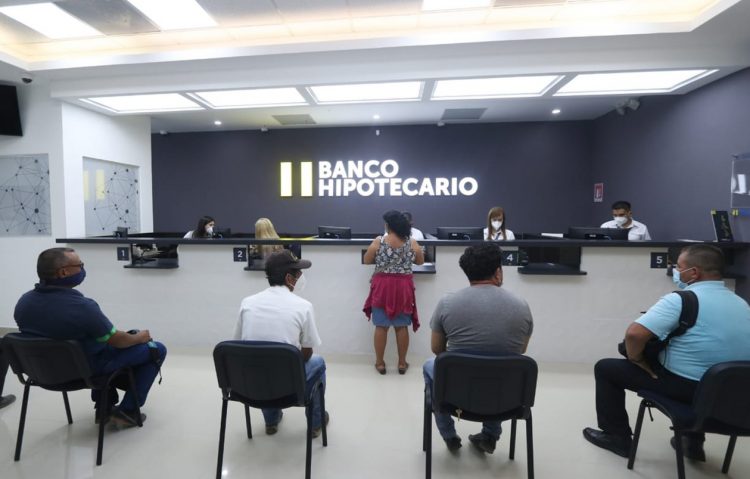 La banca estatal registra un crecimiento sostenido en créditos y depósitos.