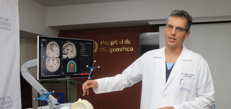 Los médicos del hospital explicaron el funcionamiento del moderno equipo con el que buscan mejorar la atención de sus pacientes. Foto DES/ Sofía Mazariego.