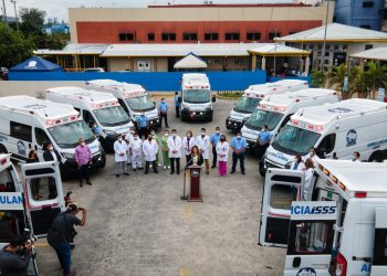 El ISSS refuerza su flota con 20 modernas ambulancias