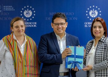 Entregan colección de lengua de señas salvadoreña al Consejo Nacional para la Inclusión de las Personas con Discapacidad
