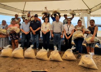 Gobierno entrega paquetes de alimentos a pescadores en La Unión