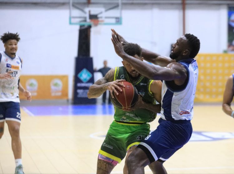 El quinteto tecleño aprovechó su localía para vencer el jueves a Metapán 102-83 y forzar la serie a un cuarto juego a realizarse este sábado en la ciudad calera. Fotos/Edison González