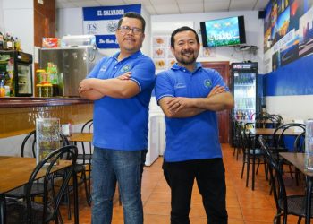 Salvadoreños conquistan el paladar con pupusas en España