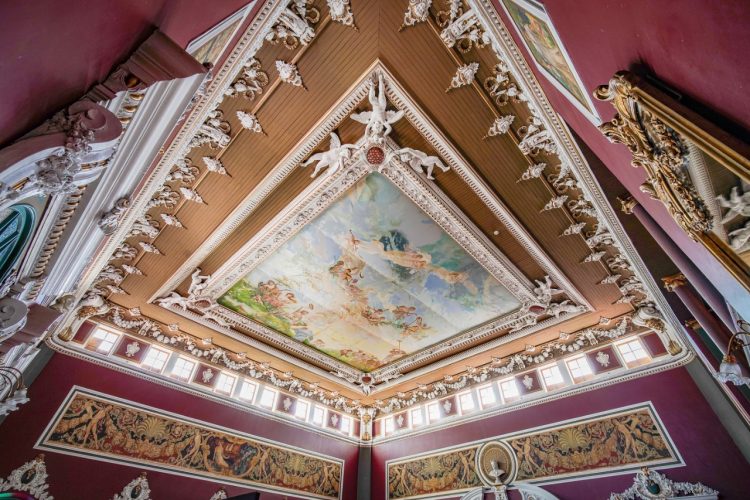 El techo de cada salón fue decorado con madera, estucados de papel cartón, ángeles y pinturas. FOTO: Sofía Mazariego.