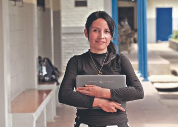 «La computadora me ha ayudado a cumplir mis sueños»: estudiante salvadoreña