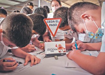 Alumnos participan en actividad de prevención vial