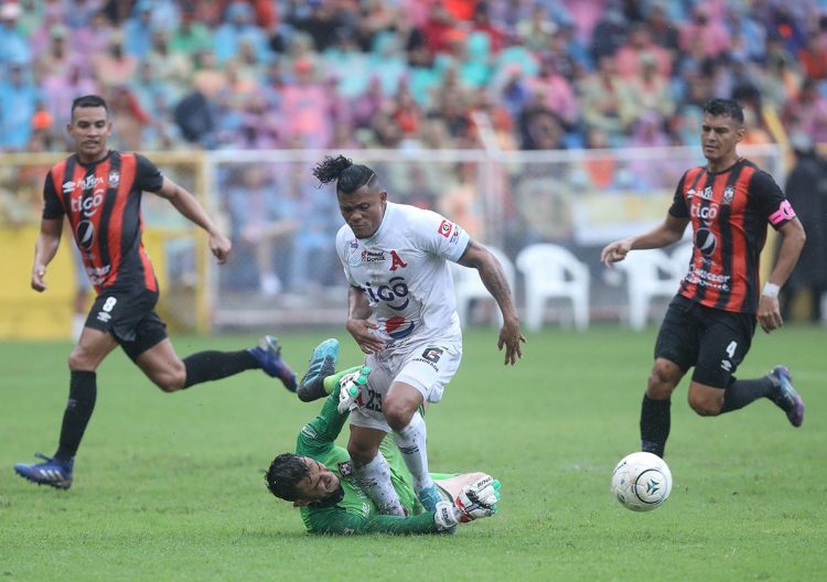 Acciones de la disputada final entre Alianza y Águila. Foto: Diario El Salvador