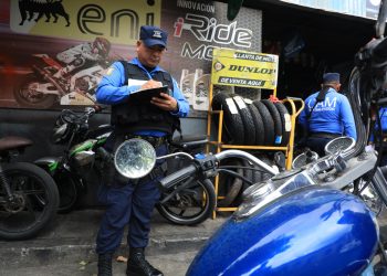 Establecimientos que funcionan como talleres en San Salvador tendrán ocho días para despejar las vías públicas