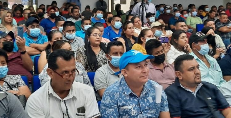Transportista de pick up en reunión con Comisión obras públicas. Foto / Diario El Salvador