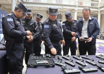 Policías reciben armas y equipos de protección para seguir combatiendo la delincuencia