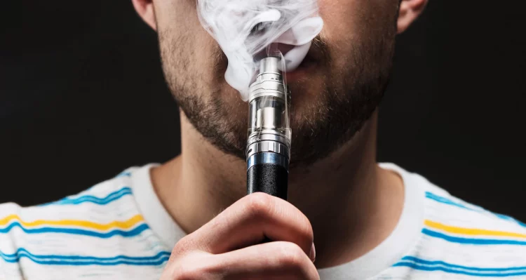 La OMS advierte sobre lo riesgoso que es para los jóvenes y niños tener vapear, y advierte que no ha sido comprobado su efecto positivo para dejar de fumar el cigarrillo tradicional.