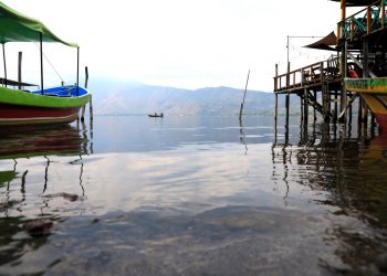 Ministerio de Medio Ambiente confirma que el lago de Coatepeque presenta proliferación de cianobacterias