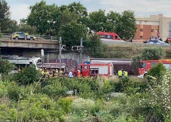 Al menos un muerto y 86 heridos deja choque de trenes en Barcelona