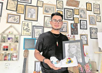 Joven migueleño plasma su arte en zapatos deportivos