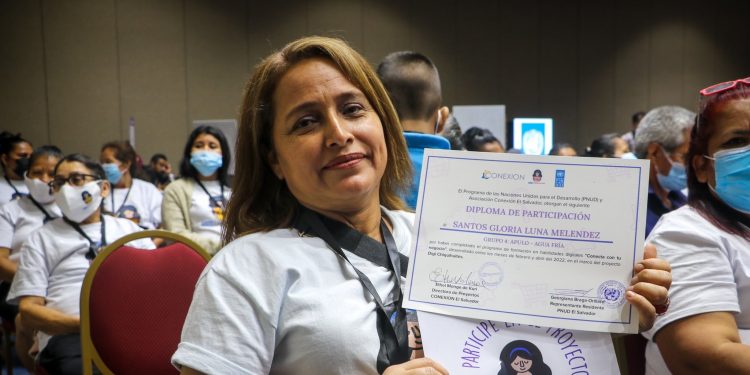 Mujeres emprendedoras recibieron diplomas por cumplir horarios de capacitación en tecnologías de negocios.