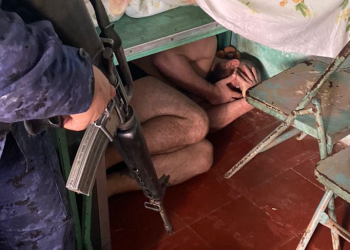 Pandillero intentó ocultarse bajo una mesa, pero fue detenido por las autoridades en Ilopango