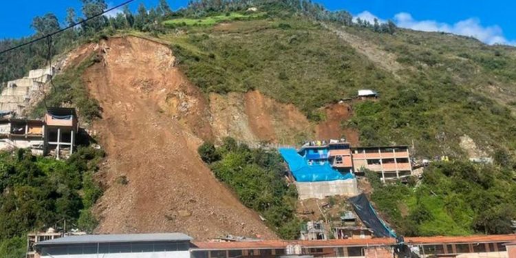 peru cinco muertos por un derrumbe de tierra