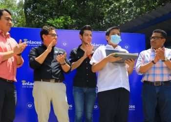 Ministerio de Educación entrega computadoras especializadas para estudiantes con discapacidad en Santa Tecla