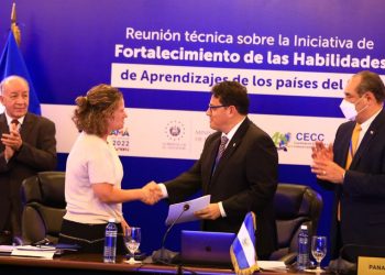 UNESCO reconoce a El Salvador por liderazgo en el sector educativo de la región