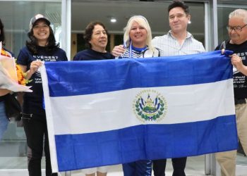 VIDEO/ Alfa Karina Arrué regresa a El Salvador después de conquistar el Monte Everest