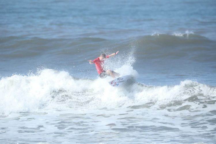 Los primeros surfistas ya comenzaron a domar las playas del itsmo salvadoreño. Foto: David Martínez