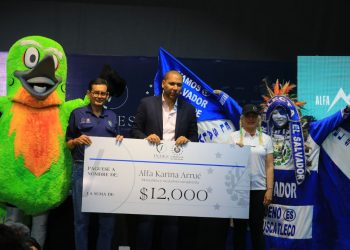 INDES premia el esfuerzo y logro de Alfa Karina después de conquistar el Monte Everest