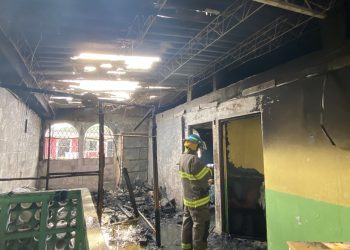 Bomberos controla incendio en una vivienda ubicada en el Barrio Lourdes,  en San Salvador