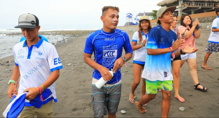 Marvin Rodríguez (azul), tras su competencia. Foto Sofía Mazariego