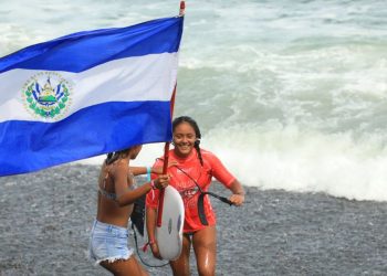 Los surfistas salvadoreños tuvieron una gran jornada en los repechajes del ISA World Junior Surfing Championship