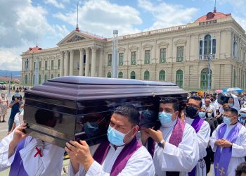 FOTOS | Así despidieron los salvadoreños a monseñor Fernando Sáenz Lacalle