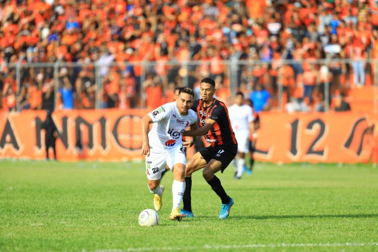 Rodolfo Zelaya en el juego ante Águila en el Barraza. Foto: Diego García