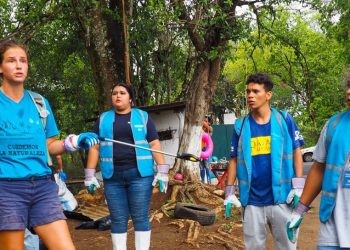 Tiktokers europeos y jóvenes salvadoreños limpiaron el balneario Sapoapa de Santa Ana