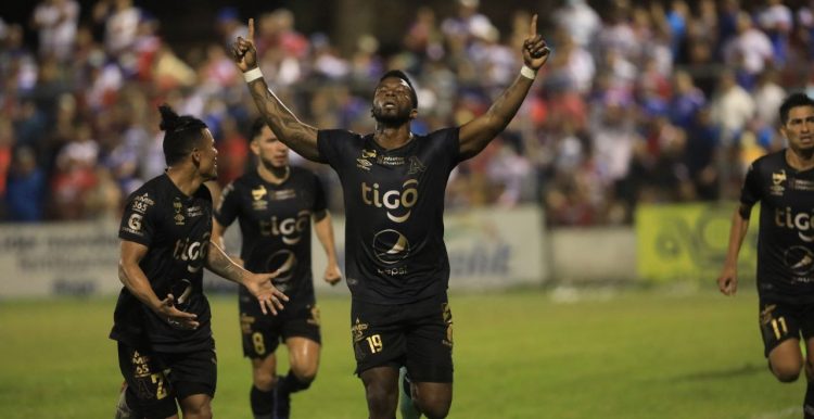Franco Arizala celebra el gol que le anotó a Firpo, en cuartos de final. Foto Guillermo Martínez