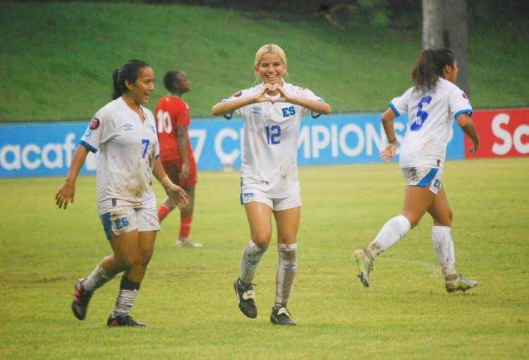 Karoline Velásquez festeja uno de sus goles sobre San Cristóbal y Nieves. Foto: Fesfut