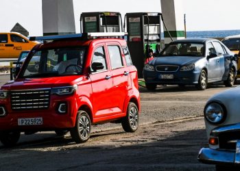 Carros eléctricos empiezan a desplazar a los viejos automóviles americanos en Cuba