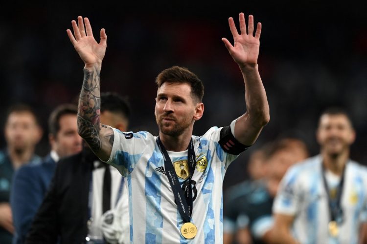 El delantero argentino Lionel Messi saluda a los seguidores mientras los jugadores de Argentina celebran en el campo después de su victoria en el partido amistoso de fútbol internacional 'Finalissima' entre Italia y Argentina en el estadio de Wembley. (Photo by Glyn KIRK / AFP)